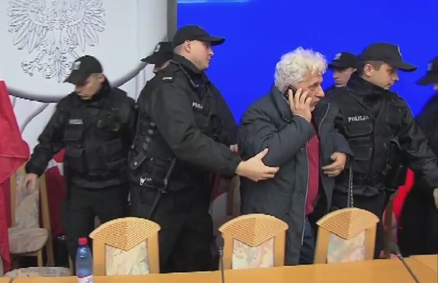 Policjanci byli zmuszeni wyprowadzić osoby, które okupowały siedzibę komisji PKW w Warszawie