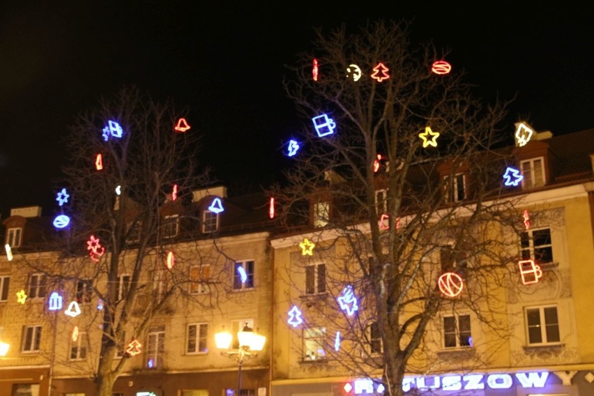 Białystok. Na ulicach miasta rozbłysły kolorowe dekoracje (zdjęcia, wideo)