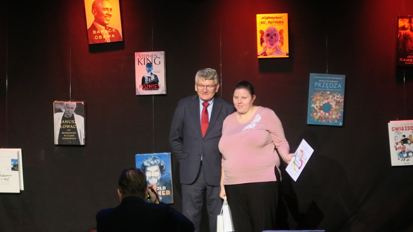 Gala „Czytelnik Roku 2023” w bibliotece w Kobylnicy.