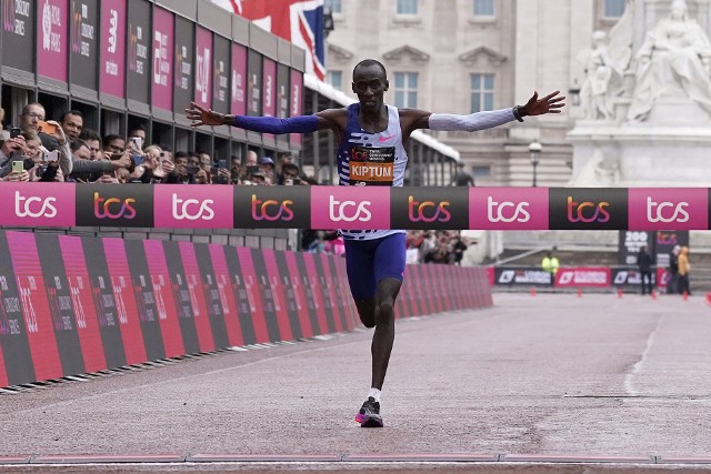 Kenijczyk Kelvin Kiptum zwyciężył w maratonie w Londynie, uzyskując drugi w historii rezultat 2:01:25!