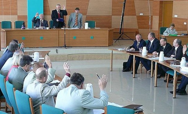 W czasie głosowania 12 radnych opowiedziało się "za&#8221;, a 9 "przeciw&#8221; udzieleniu absolutorium dla burmistrza Andrzeja Iskry.