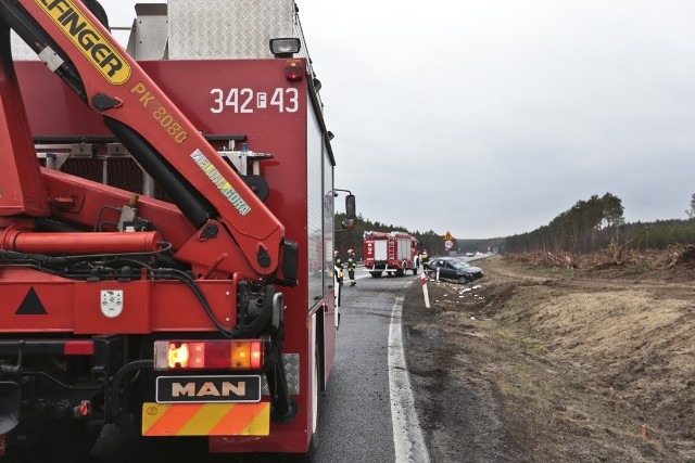 (pij)Do wypadku doszło w sobotę, 20 lutego tuż przy wjeździe na S3 z Trasy Północnej w Zielonej Górze. Kierująca oplem corsą jechała w kierunku Nowej Soli. Najprawdopodobniej z powodu zbyt szybkiej jazdy wpadła w poślizg. Samochód wypadł z drogi i koziołkował.Opel zatrzymał się za pasem jezdni. Jeden ze strażaków musiał jednak stać na wjeździe na S3 i spowalniać pędzących, mimo padającego deszczu kierowców.Ranną kierującą zajęła się ekipa karetki pogotowia. Kobieta została przewieziona do szpitala. Policjanci zabezpieczyli miejsce wypadku do czasu usunięcia auta przez pomoc drogową.