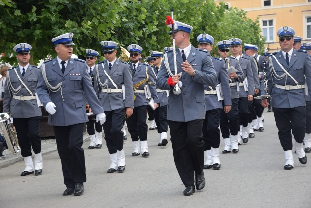 Święto Policji. Wojewódzkie obchody Dnia Policji odbyły się w Pszczynie. Najpierw msza w kościele Wszystkich Świętych, potem parada wokół rynku i przemarsz przed zamek. Były uroczyste przemówienia, podziękowania i życzenia, ale także odznaczenia i awanse. ZOBACZCIE ZDJĘCIA