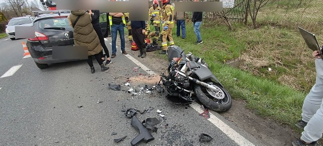 Wypadek z udziałem motocykla i samochodu osobowego