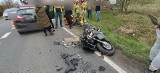 Wypadek na drodze wojewódzkiej nr 780 pod Krakowem. Motocykl zderzył się z samochodem osobowym
