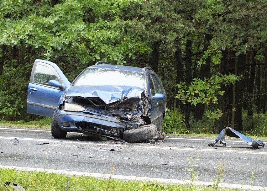 Wypadek karetki pod Bełchatowem. Cztery osoby ranne [ZDJĘCIA+FILM]