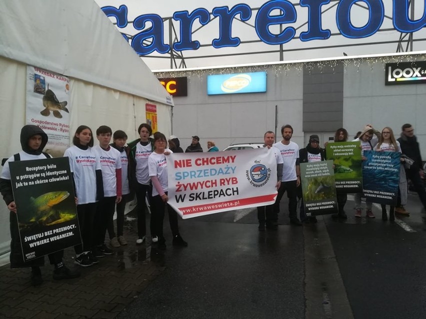 Wrocław: W Carrefourze protestowali przeciwko sprzedaży żywych karpi