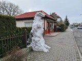 Śniegowy smok stanął przy jednej z ulic w Żarach. Robi wielkie wrażenie