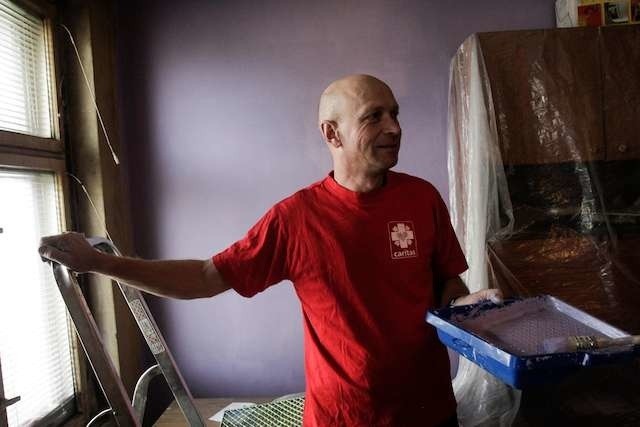 Tomasz Adamski, wolontariusz bydgoskiej „Caritas”, właśnie skończył malowanie jednej ze ścian