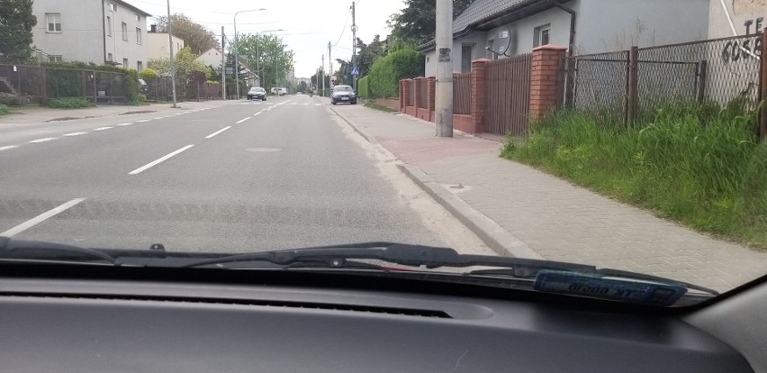 Mieszkańcy i kierowcy ulicy Zagórskiej w Kielcach domagają się usunięcia piachu. Miejski Zarząd Dróg obiecuje posprzątanie ulicy