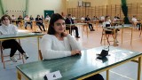 Egzamin ósmoklasisty 2021: uczniowie przystąpili do pisania testu z języka polskiego. Przed nimi także egzaminy z matematyki i języka obcego