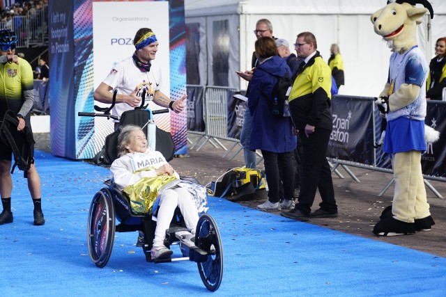 To był 50. maraton w życiu pani Parasolki - Marii Pańczak. Jej znakiem rozpoznawczym jest biały strój i biała parasolka, założona na plecach. 83-letnia biegaczka, ze względu na pogarszający się stan zdrowia wystartowała w 21. Poznań Maraton na specjalnie skonstruowanym wózku, który pchał, także ultramaratończyk, Jacek Klimczak. Dzięki temu seniorka maratonów mogła spełnić swoje ostatnie, biegowe marzenie.