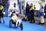 Legenda poznańskiego maratonu wystartowała w 21. Poznań Maraton. Pani Maria dotarła na metę, ze swoją słynną parasolką [ZDJĘCIA]