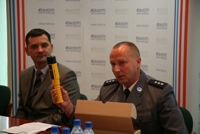 Zastępca komendanta Komisariatu 1 Witold Krawczyk prezentuje urządzenia. Obok  Rafał Czajkowski.