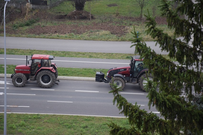 Protest rolników w Przemyślu. Kolumna traktorów na al....