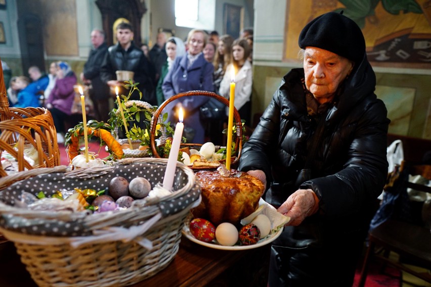 Jak wygląda Wielka Sobota u prawosławnych? Święcili pokarmy w cerkwi przy ul. Ruskiej [ZDJĘCIA]