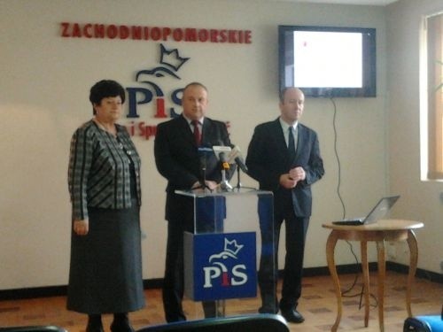 Na zdjęciu radni PiS ze Szczecina. Od lewej: Stefania Biernat, Artur Szałabawka i Marek Duklanowski