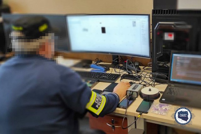 Policjanci specjalizujący się w zwalczaniu cyberprzestępczości tropią nowych oszustów