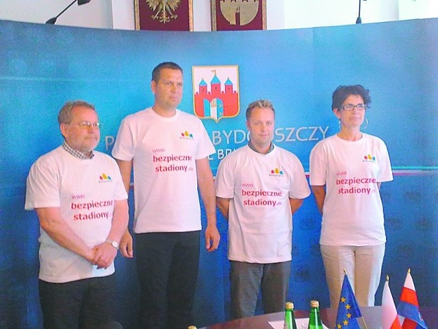 Zwolennicy akcji "Bezpieczne stadiony" od lewej: Waldemar Keister, Sebastian Chmara, Tomasz Suskiewicz i Mirela Jaros-Klimińska (dyr. wydziału promocji, sportu i turystyki). 