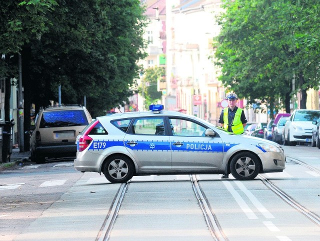 Do rozbijania szyb samochodów oraz policyjnej strzelaniny doszło w poniedziałek, 14 lipca przed godz. 7 na ul. Mieszka I. Ruch tramwajów w tej części miasta był wstrzymany przez kilka godzin.