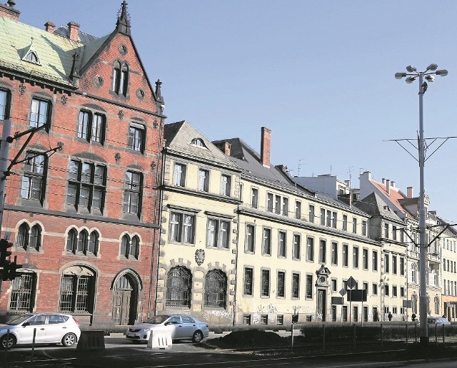Widok od strony ul. Kazimierza Wielkiego. Na sprzedaż został wystawiony budynek biblioteki z jasną elewacją przy ul. Szajnochy 10. Zwykle z biblioteką jest kojarzony czerwony gmach (na zdjęciu po lewej) 