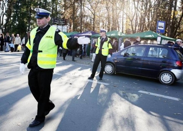 Przy cmentarzu w Pękaninie (powiat białogardzki) kierowca potrącił policjanta.