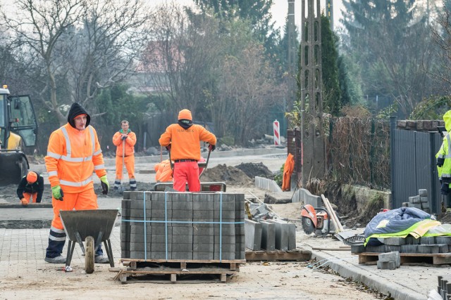 Trwa remont jednej w ważniejszych ulic na Czyżkówku. Siedlecka, to gruntówka, która jest utwardzana w ramach wieloletniego planu, który obowiązuje od tego roku. Roboty rozpoczęły się pod koniec lipca.  Obejmują odcinek od ulicy Karolewskiej do Pileckiego, gdzie powstanie kostka brukowa. Na placu budowy pozostało jeszcze wiele do zrobienia. Na razie wybudowano tylko krótki, 200-metrowy fragment. Jeśli wykonawca (firma Strabag) nie dotrzyma terminu zakończenia prac, Zarząd Dróg Miejskich i Komunikacji Publicznej będzie musiał wyciągnąć konsekwencje.  Dodatkowo wraz z tym zadaniem zaplanowano budowę krótkiego odcinka (119 metrów) ul. Świekatowskiej od ul. Nad Torem  do Siedleckiej oraz budowę sygnalizacji przy ul. Nad Torem, Świekatowskiej i Orliczej.(MM), (MP)