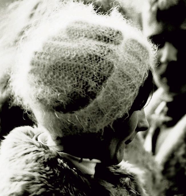 Moherowe berety stały się w Łodzi modnym nakryciem głowy wśród kobiet [zdjęcia]