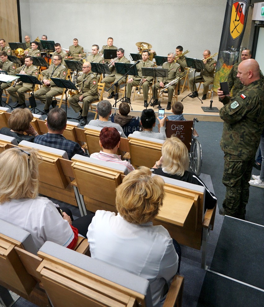 Wojskowa orkiestra zagrała w szpitalu dziecięcym w Lublinie. Zobacz zdjęcia