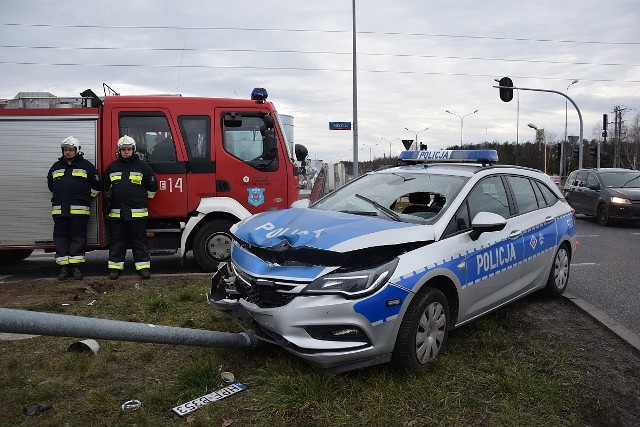 Mandat w wysokości 500 złotych oraz 6 punktów karnych otrzymała 32-letnia funkcjonariuszka łódzkiej drogówki za spowodowanie groźnego wypadku na skrzyżowaniu ul.Rokicińskiej z ul. Józefiaka. Kobieta wjechała na skrzyżowanie na czerwonym świetle. Radiowóz jechał na sygnale, co nie zwolnilo policjantki od zachowania szczególnej ostrożności...Jak doszło do wypadku? Czytaj dalej