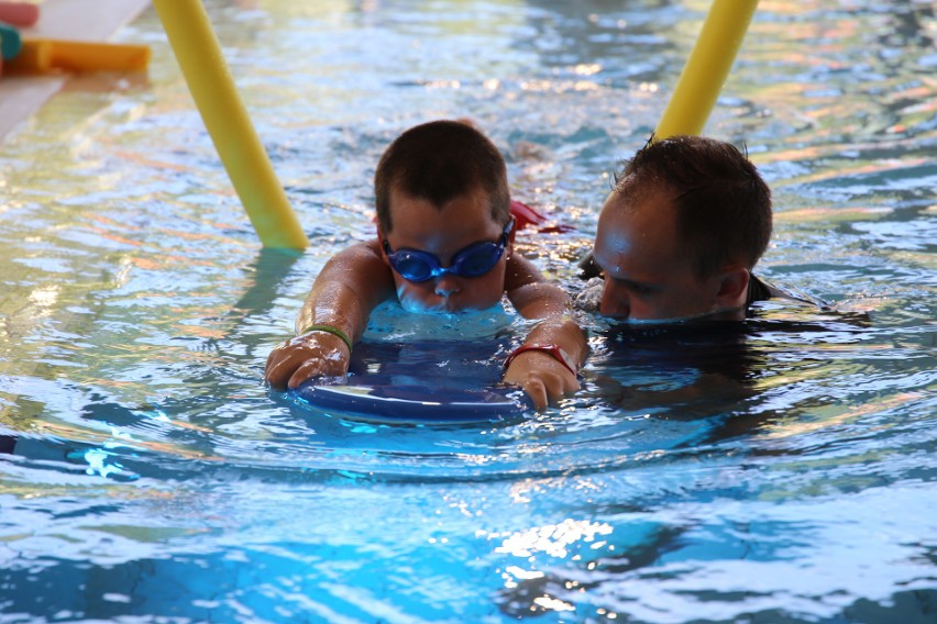 Najmłodsi wrocławianie mogą nauczyć się pływać. W miejskich aquaparkach rozpoczęły się zapisy 