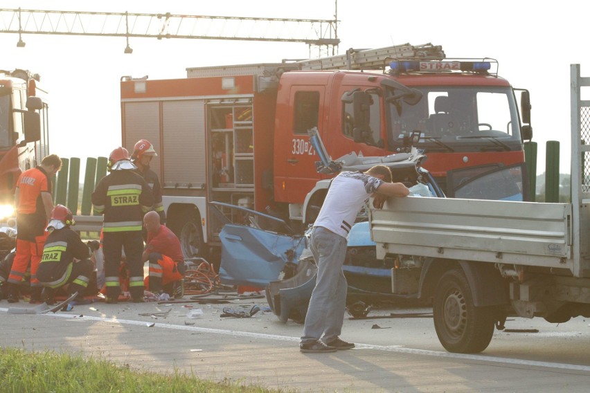 Koszmarny wypadek na A4. Pasażer uwięziony w samochodzie [ZDJĘCIA]