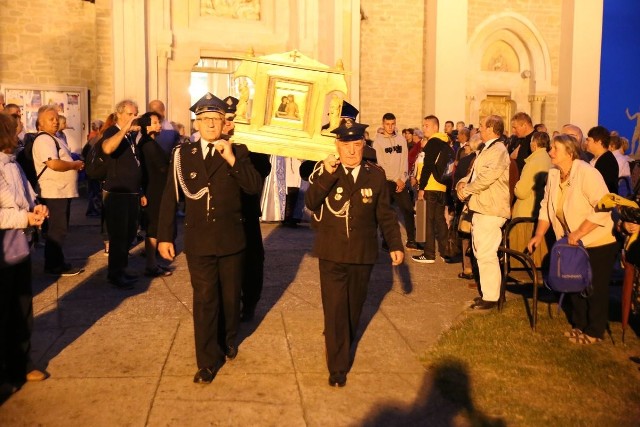 Tłumy wiernych przybyły do Sanktuarium w Sulisławicach w sobotę, w wigilię święta Matki Bożej Siewnej. - Pieszo, w zorganizowanych grupach, przybyli pątnicy: z Sandomierza, Połańca, Rytwian, Iwanisk, Opatowa, Mydłowa, Osieka, a indywidualni pielgrzymi przybyli z wielu okolicznych parafii oraz miejscowości także spoza diecezji - mówi ksiądz Tomasz Lis, rzecznik diecezji sandomierskiej. Wieczornej mszy świętej przewodniczył biskup ordynariusz Krzysztof Nitkiewicz, razem z nim sprawowali ją także kapłani pielgrzymi i księża Zmartwychwstańcy.- Każdy z nas powinien stawać się na wzór Maryi domem dla Boga, Jego sanktuarium w którym Bóg będzie wysławiany. On chce w nas zamieszkać nie po to, byśmy mieli Go dla siebie, lecz abyśmy byli Jego narzędziem, aby mógł oddziaływać na nasze myślenie i decyzje we wszystkich dziedzinach życia rodzinnego, społecznego, zawodowego. (...) Spójrzmy na Matkę i Syna z cudownej sulisławskiej ikony. Ileż miłości jest w obliczu Maryi i w krwawiących ranach Chrystusa. To wszystko nam mówi, że miłość istnieje, a ponieważ istnieje rzeczy mogą zmieniać się na lepsze i możemy mieć nadzieję” (Benedykt XVI) – mówił biskup Krzysztof Nitkiewicz cytowany przez stronę Diecezji Sandomierskiej.Po mszy świętej wierni przeszli ulicami miejscowości w procesji różańcowej, na zakończenie odbył się Apel Jasnogórski w sulisławskiej świątyni.Przedmiotem kultu sulisławickiego sanktuarium jest cudowny obraz Matki Boskiej Bolesnej zwanej Matką Boską Sulisławicką. Obraz skomponowany jest na kwadracie o boku 22 centymetrów. Namalowany dwustronnie na desce przedstawia płaczącą Matkę Bożą wraz z cierpiącym Synem. Na awersie widoczna jest głowa Chrystusa na chuście świętej Weroniki - informuje ksiądz Tomasz Lis, rzecznik diecezji sandomierskiej.(dor)