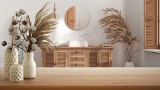 Drewniane żaluzje – ocieplą każde wnętrze. Zobacz, jak efektownie prezentują się w mieszkaniach w stylu boho, japandi i farmhosue