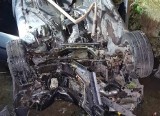Groźny wypadek w Międzrzeczu Górnym (pow. bielski). Samochód dachował i wpadł do potoku. Kierowca został ciężko ranny