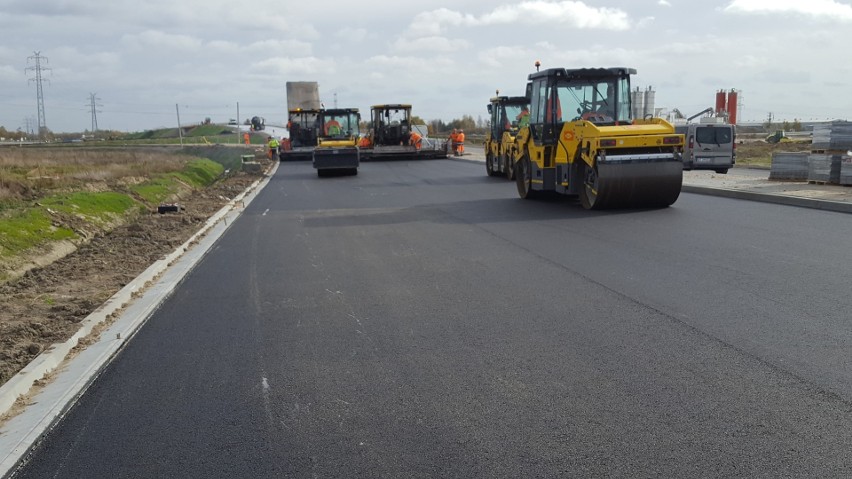 Budowa S7 z Grójca do Warszawy. Układają betonową nawierzchnię, budują mosty, trwają też roboty ziemne. Zobacz postęp prac (ZDJĘCIA)