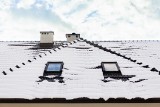 Okno dachowe – jak zabezpieczyć je na zimę? Co zrobić, aby ochronić je przed opadami? To ważne, aby służyły przez lata