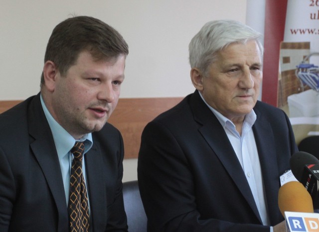 20 milionowy kredyt pozwoli uregulować zobowiązania wymagalne względem dostawców leków i medykamentów - mówią Jarzy Zawodnik, wiceprezydent Radomia (od lewej) i Marek Pacyna, dyrektor miejskiego szpitala.