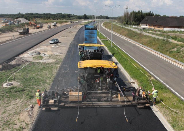 Drogowcy kładą ostatnie warstwy asfaltu na zachodniej obwodnicy Radomia. Tu widok z wiaduktu w Krogulczy Suchej.