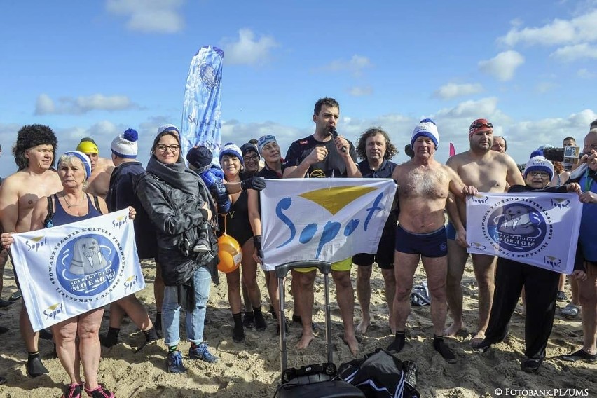 Ponad 260 osób, nie zważając na niezbyt wysoką o tej porze...