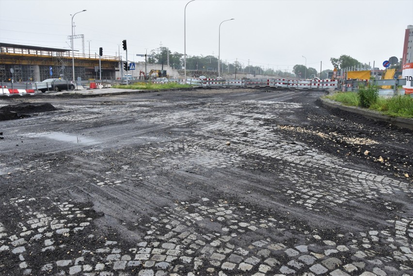 Centrum przesiadkowe Opole Wschodnie. Usunięty asfalt i...