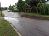 Sygnał Czytelnika: Po opadach ulicą Traugutta w Ostrowi Mazowieckiej łatwiej przepłynąć niż przejść