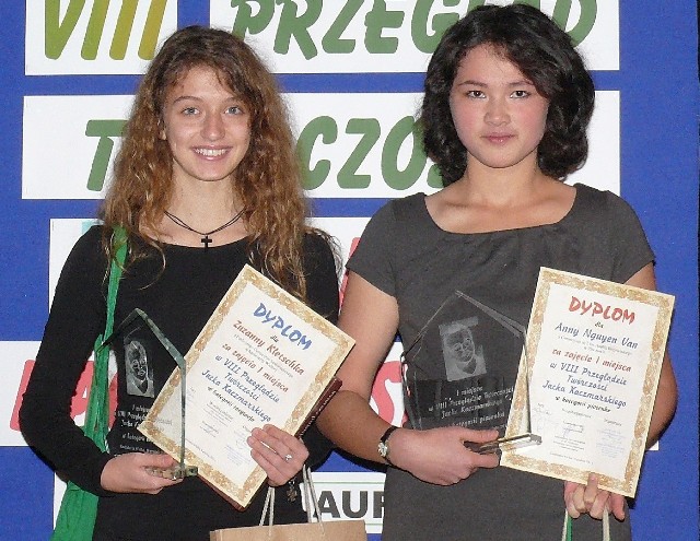 Anna Ngueyn Van (z prawej) i Zuzanna Kletschka wygrały VIII Przegląd Twórczości Jacka Kaczmarskiego w Kazimierzy Wielkiej.