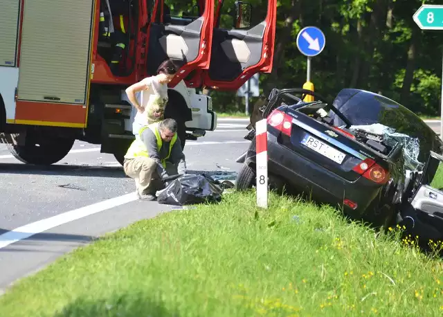 W Zarzeczu w powiecie niżańskim na zakręcie chevrolet zderzył się z ciężarowym autem przewożącym mięso