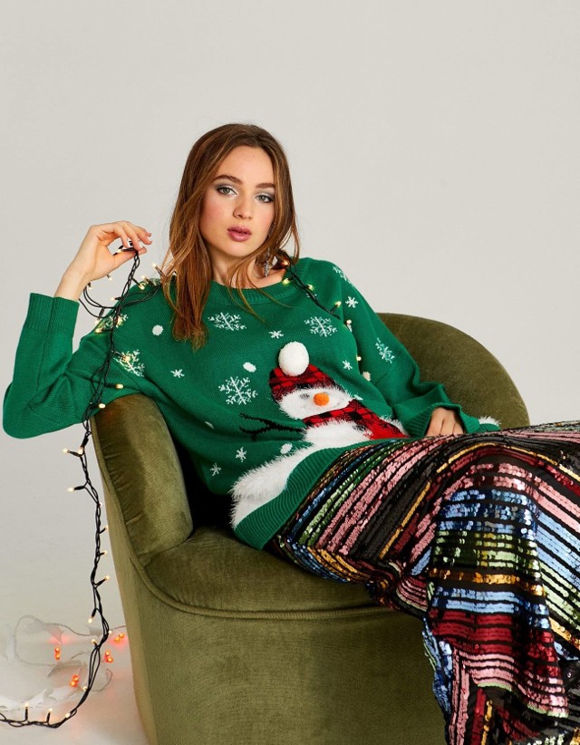 Sweter świąteczny dla niej i dla niego. Pomysł na prezent w klimacie świąt. Swetry  świąteczne w nowych kolekcjach sieciówek. CENY | Portal i.pl