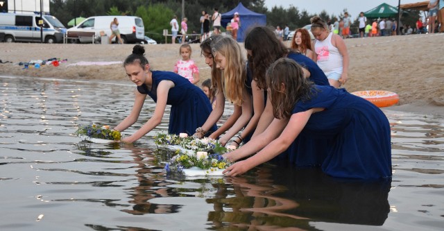 Mija 470 lat od nadania Chmielnikowi praw miejskich i właśnie z tej okazji w niedzielę, 20 czerwca nad zalewem Andrzejówka zorganizowano pełen atrakcji festyn rodzinny. Wielką uwagę plażowiczów przykuły pokazy Grupy Rekonstrukcji Historycznej Sarmata, rekonstruktorzy prezentowali dawne techniki walk - w ruch poszły miecze, szable i muszkiety. Nad zalewem zorganizowano także wiele konkursów, był turniej szachowy, wspólny bieg oraz plener malarski, mnóstwo atrakcji dla najmłodszych oraz przepyszne regionalne jedzenie. Festyn zakończył koncert zespołu Alergen oraz pokaz sztucznych ogni.Zobaczcie zdjęcia na kolejnych slajdach >>>