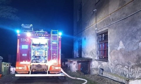 W akcji gaśniczej w Porębie Wielkiej uczestniczyło 8 samochodów strażackich, łącznie 25 strażaków