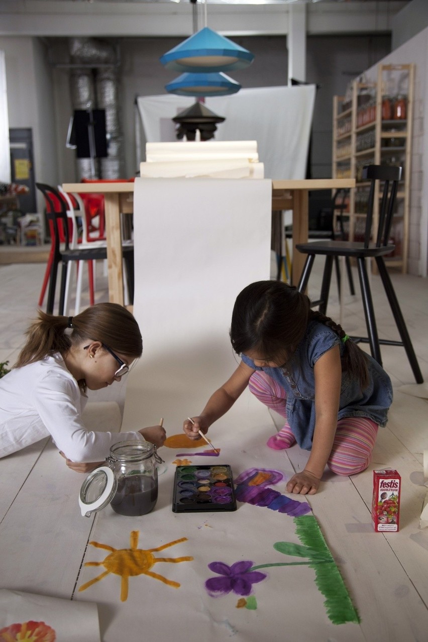 Malowanie farbkami rozwija zdolności manualne dzieci i...