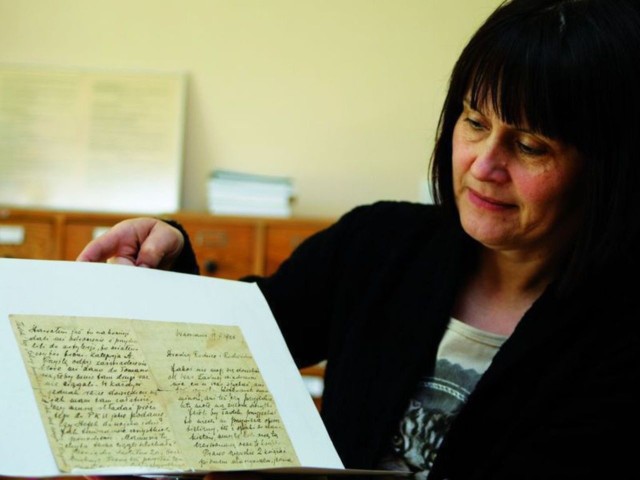 Dorota Ciecholewska ze słupskiego muzeum prezentuje list Czesława, napisany dokładnie 86 lat temu.