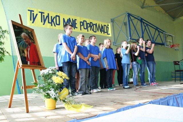   Uczniowie podczas akademii poświęconej Janowi Pawłowi II.